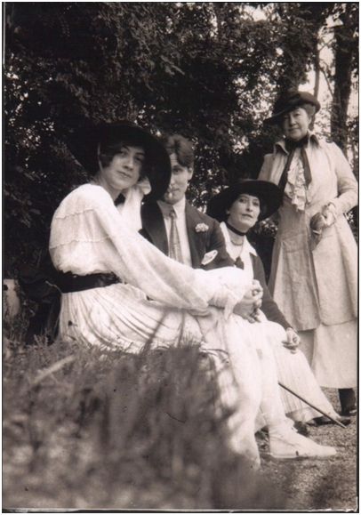 Clémentine-Hélène Dufau assise derrière Maurice Rostand vers 1920.