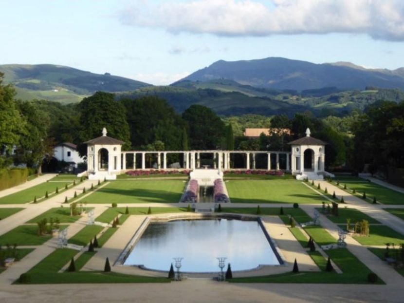 Villa Arnaga jardins restaurés et pergola
